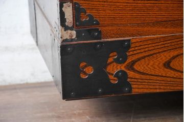 中古　美品　民芸家具　高級品!!　欅(ケヤキ)材　内部桐(キリ)材　天板リメイク　蝶の図手打ち金具　伝統技術が息づく漆塗りの米沢箪笥ローチェスト(和タンス、収納箪笥、整理箪笥、引き出し、ローボード、テレビ台、テレビボード)(R-084277)