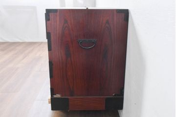 中古　美品　民芸家具　高級品!!　欅(ケヤキ)材　内部桐(キリ)材　天板リメイク　蝶の図手打ち金具　伝統技術が息づく漆塗りの米沢箪笥ローチェスト(和タンス、収納箪笥、整理箪笥、引き出し、ローボード、テレビ台、テレビボード)(R-084277)