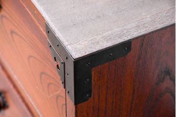 中古　美品　民芸家具　高級品!!　欅(ケヤキ)材　内部桐(キリ)材　天板リメイク　蝶の図手打ち金具　伝統技術が息づく漆塗りの米沢箪笥ローチェスト(和タンス、収納箪笥、整理箪笥、引き出し、ローボード、テレビ台、テレビボード)(R-084277)