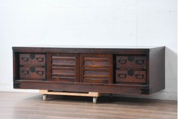 中古　希少デザイン　くっきりとした杢目が魅力的!職人技が光る金具付き民芸箪笥ローボード(テレビボード、テレビ台、戸棚)(R-084278)