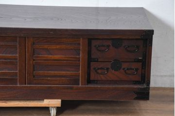 中古　希少デザイン　くっきりとした杢目が魅力的!職人技が光る金具付き民芸箪笥ローボード(テレビボード、テレビ台、戸棚)(R-084278)