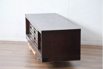 中古　希少デザイン　くっきりとした杢目が魅力的!職人技が光る金具付き民芸箪笥ローボード(テレビボード、テレビ台、戸棚)(R-084278)