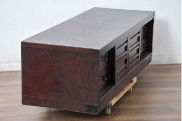 中古　希少デザイン　くっきりとした杢目が魅力的!職人技が光る金具付き民芸箪笥ローボード(テレビボード、テレビ台、戸棚)(R-084278)