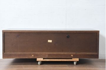 中古　希少デザイン　くっきりとした杢目が魅力的!職人技が光る金具付き民芸箪笥ローボード(テレビボード、テレビ台、戸棚)(R-084278)