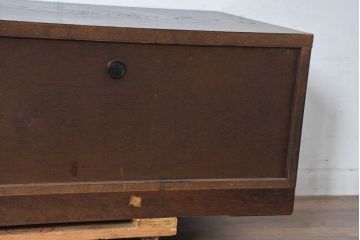中古　希少デザイン　くっきりとした杢目が魅力的!職人技が光る金具付き民芸箪笥ローボード(テレビボード、テレビ台、戸棚)(R-084278)