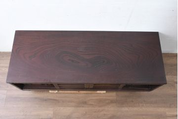 中古　希少デザイン　くっきりとした杢目が魅力的!職人技が光る金具付き民芸箪笥ローボード(テレビボード、テレビ台、戸棚)(R-084278)