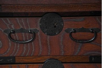 中古　希少デザイン　くっきりとした杢目が魅力的!職人技が光る金具付き民芸箪笥ローボード(テレビボード、テレビ台、戸棚)(R-084278)