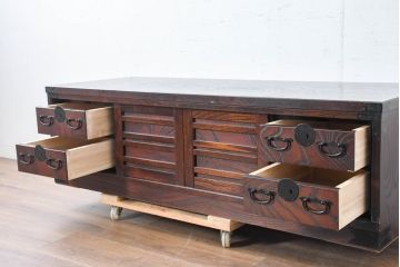 中古　希少デザイン　くっきりとした杢目が魅力的!職人技が光る金具付き民芸箪笥ローボード(テレビボード、テレビ台、戸棚)(R-084278)