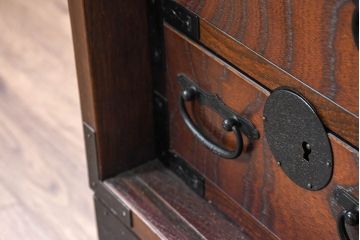 中古　希少デザイン　くっきりとした杢目が魅力的!職人技が光る金具付き民芸箪笥ローボード(テレビボード、テレビ台、戸棚)(R-084278)