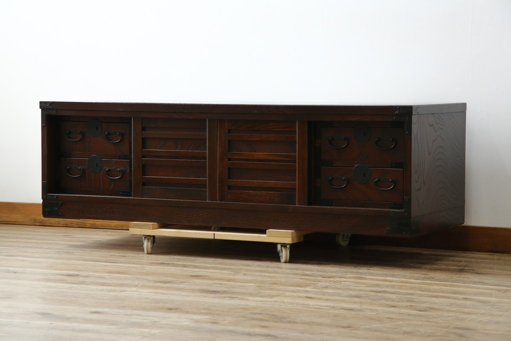 中古　希少デザイン　くっきりとした杢目が魅力的!職人技が光る金具付き民芸箪笥ローボード　(R-084278)