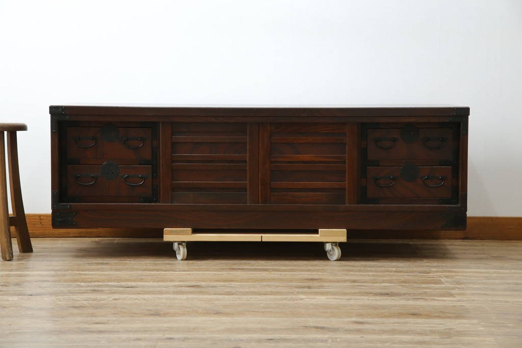 中古　希少デザイン　くっきりとした杢目が魅力的!職人技が光る金具付き民芸箪笥ローボード　(R-084278)