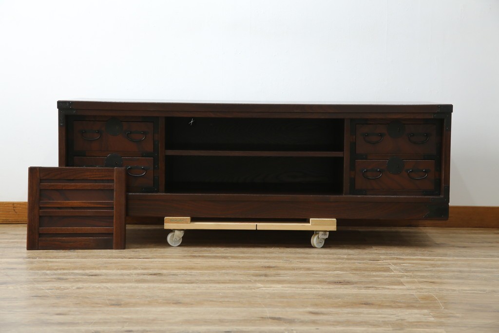 中古　希少デザイン　くっきりとした杢目が魅力的!職人技が光る金具付き民芸箪笥ローボード　(R-084278)