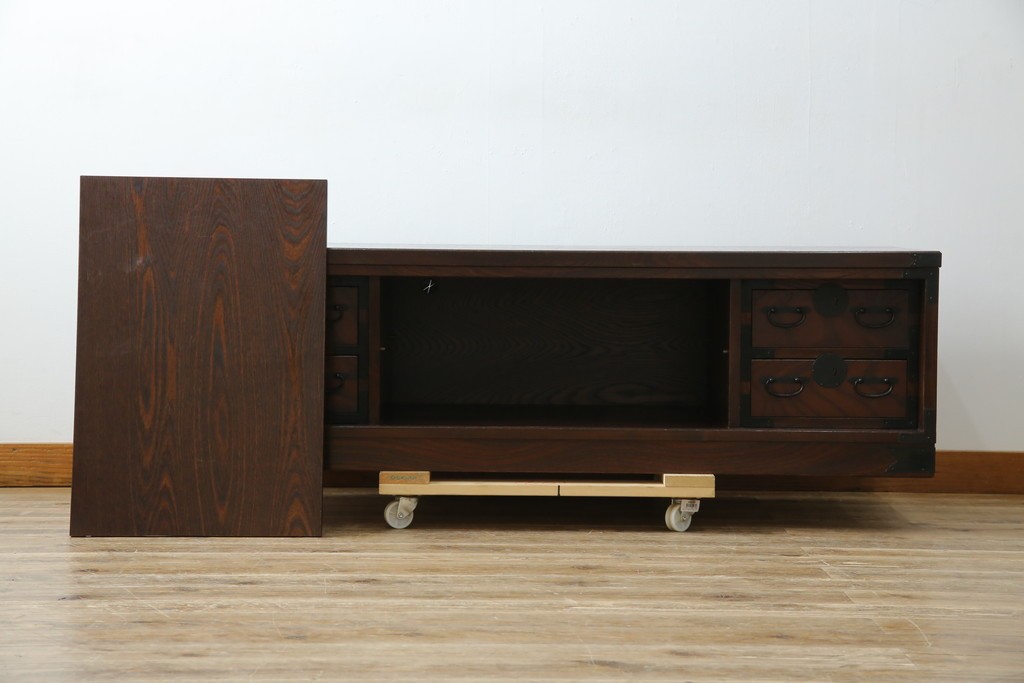 中古　希少デザイン　くっきりとした杢目が魅力的!職人技が光る金具付き民芸箪笥ローボード　(R-084278)