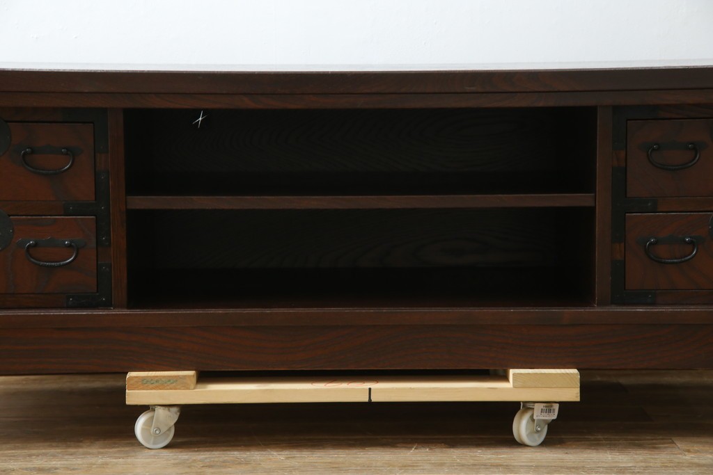 中古　希少デザイン　くっきりとした杢目が魅力的!職人技が光る金具付き民芸箪笥ローボード　(R-084278)