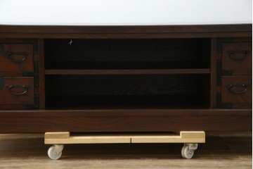 中古　希少デザイン　くっきりとした杢目が魅力的!職人技が光る金具付き民芸箪笥ローボード　(R-084278)