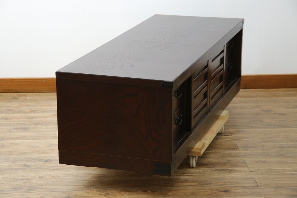 中古　希少デザイン　くっきりとした杢目が魅力的!職人技が光る金具付き民芸箪笥ローボード　(R-084278)
