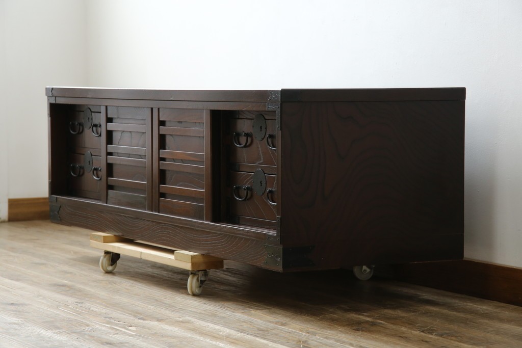 中古　希少デザイン　くっきりとした杢目が魅力的!職人技が光る金具付き民芸箪笥ローボード　(R-084278)