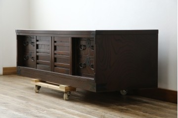 中古　希少デザイン　くっきりとした杢目が魅力的!職人技が光る金具付き民芸箪笥ローボード　(R-084278)