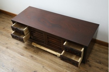 中古　希少デザイン　くっきりとした杢目が魅力的!職人技が光る金具付き民芸箪笥ローボード　(R-084278)