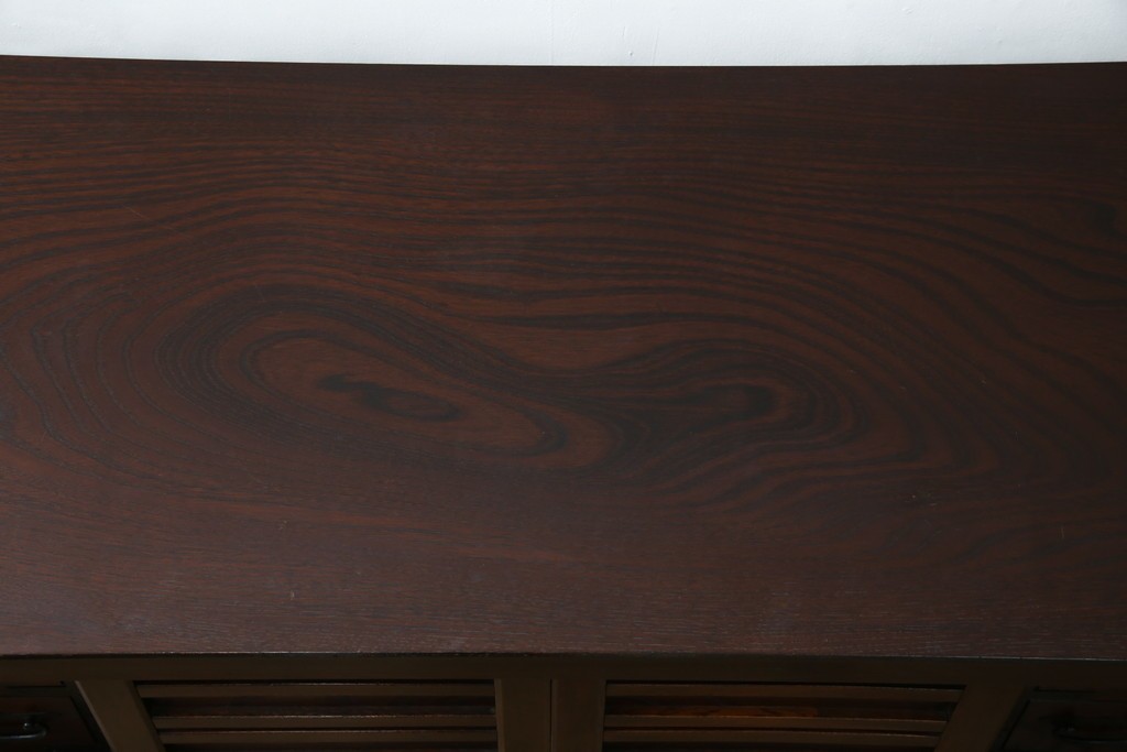 中古　希少デザイン　くっきりとした杢目が魅力的!職人技が光る金具付き民芸箪笥ローボード　(R-084278)