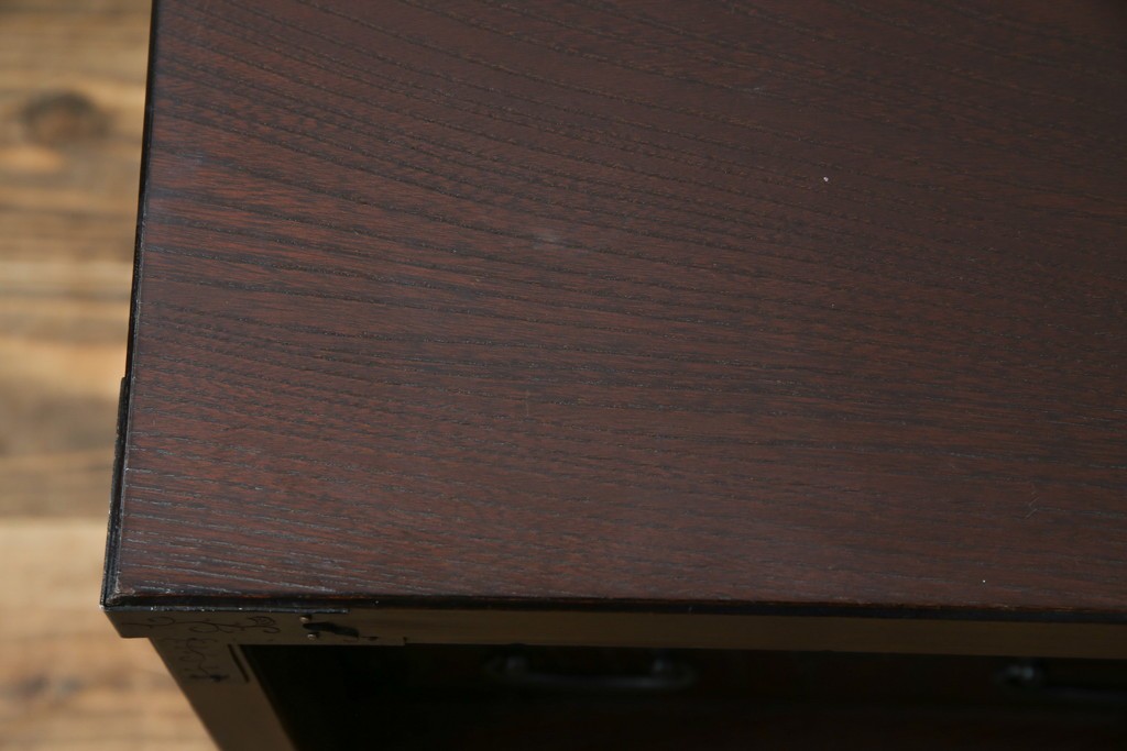 中古　希少デザイン　くっきりとした杢目が魅力的!職人技が光る金具付き民芸箪笥ローボード　(R-084278)