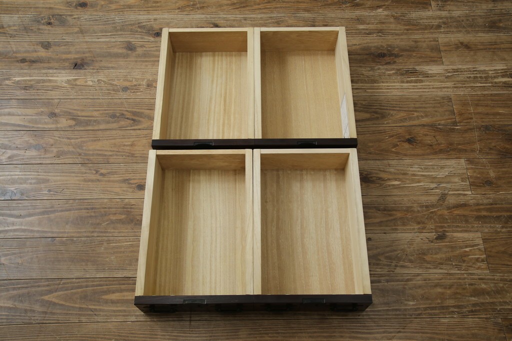 中古　希少デザイン　くっきりとした杢目が魅力的!職人技が光る金具付き民芸箪笥ローボード　(R-084278)