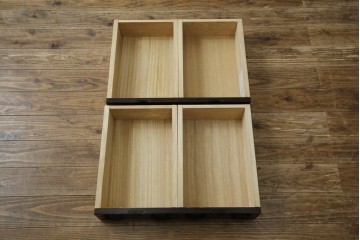 中古　希少デザイン　くっきりとした杢目が魅力的!職人技が光る金具付き民芸箪笥ローボード　(R-084278)