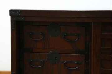 中古　希少デザイン　くっきりとした杢目が魅力的!職人技が光る金具付き民芸箪笥ローボード　(R-084278)