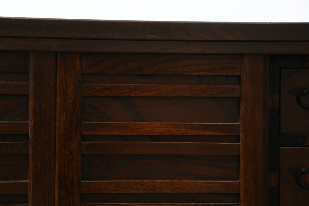 中古　希少デザイン　くっきりとした杢目が魅力的!職人技が光る金具付き民芸箪笥ローボード　(R-084278)