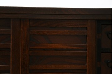 中古　希少デザイン　くっきりとした杢目が魅力的!職人技が光る金具付き民芸箪笥ローボード　(R-084278)