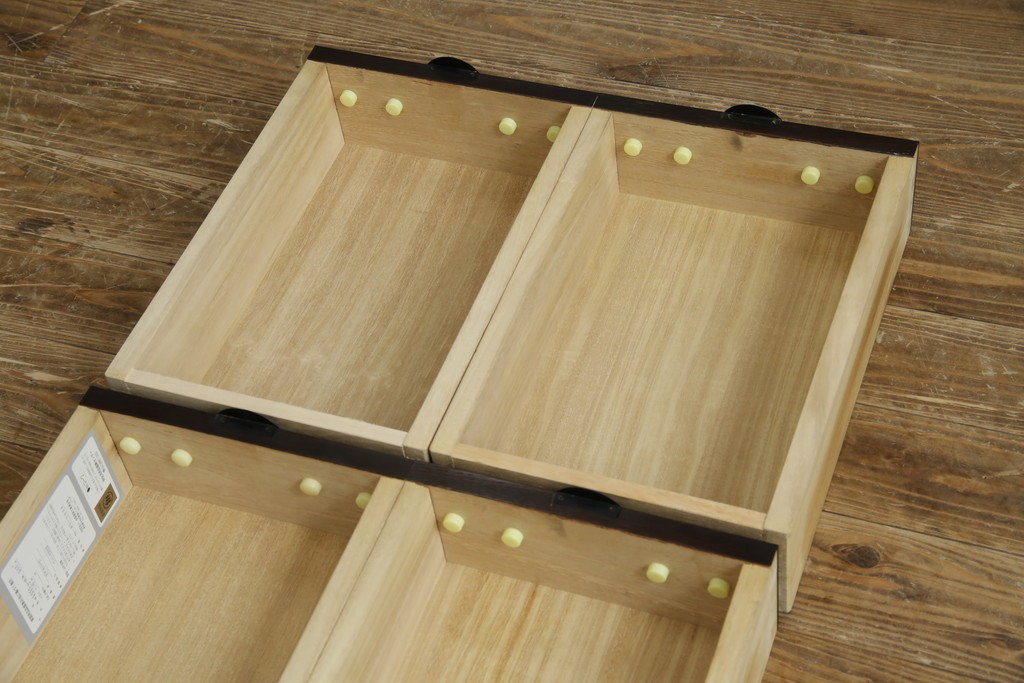 中古　希少デザイン　くっきりとした杢目が魅力的!職人技が光る金具付き民芸箪笥ローボード　(R-084278)