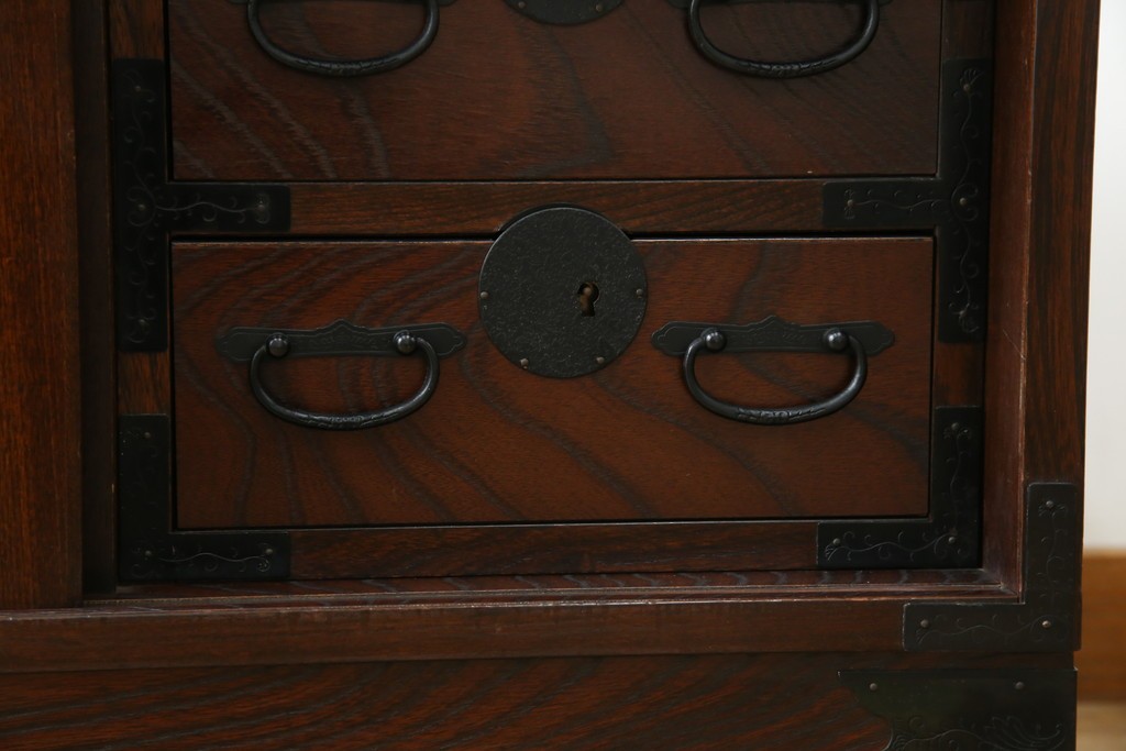 中古　希少デザイン　くっきりとした杢目が魅力的!職人技が光る金具付き民芸箪笥ローボード　(R-084278)