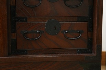 中古　希少デザイン　くっきりとした杢目が魅力的!職人技が光る金具付き民芸箪笥ローボード　(R-084278)