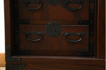 中古　希少デザイン　くっきりとした杢目が魅力的!職人技が光る金具付き民芸箪笥ローボード　(R-084278)