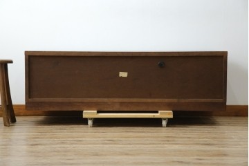 中古　希少デザイン　くっきりとした杢目が魅力的!職人技が光る金具付き民芸箪笥ローボード　(R-084278)