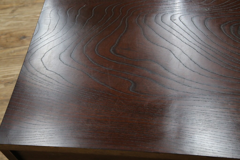 中古　希少デザイン　くっきりとした杢目が魅力的!職人技が光る金具付き民芸箪笥ローボード　(R-084278)