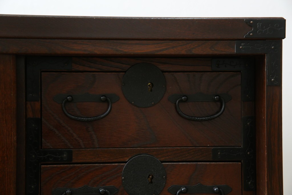 中古　希少デザイン　くっきりとした杢目が魅力的!職人技が光る金具付き民芸箪笥ローボード　(R-084278)