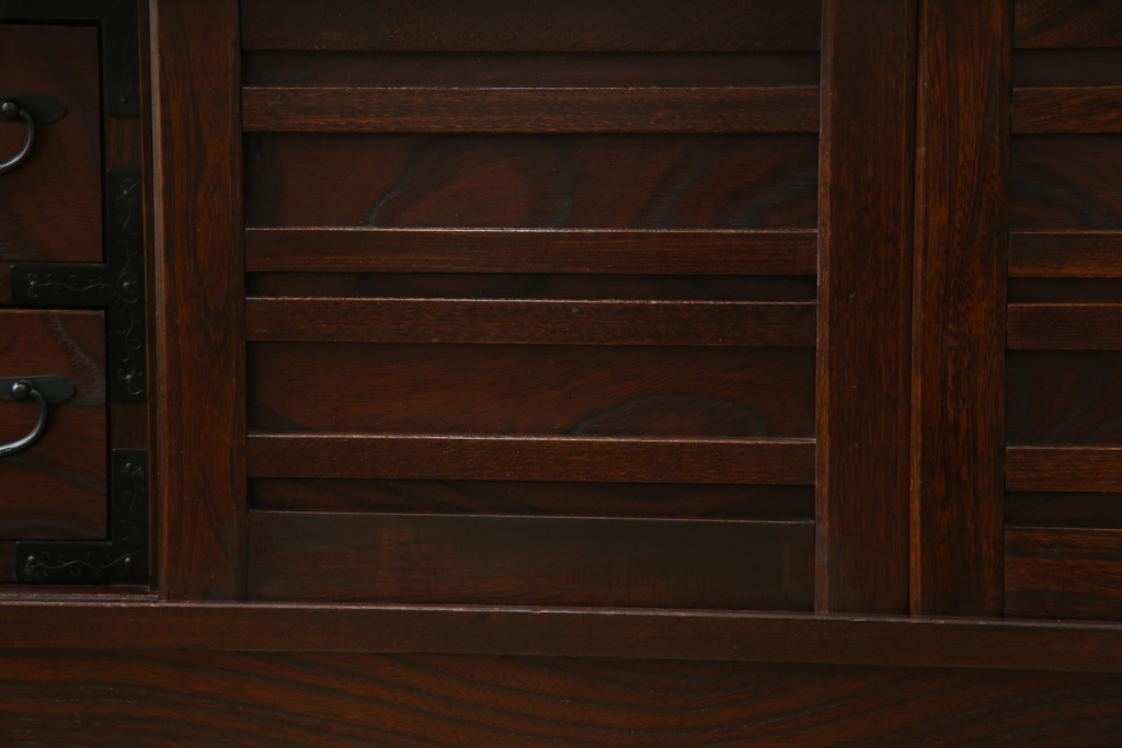 中古　希少デザイン　くっきりとした杢目が魅力的!職人技が光る金具付き民芸箪笥ローボード　(R-084278)