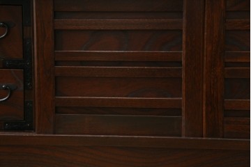 中古　希少デザイン　くっきりとした杢目が魅力的!職人技が光る金具付き民芸箪笥ローボード　(R-084278)