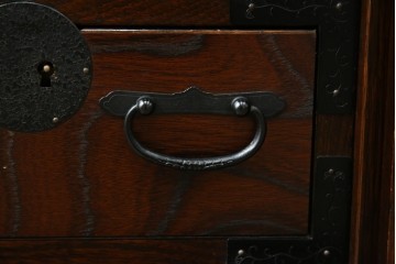 中古　希少デザイン　くっきりとした杢目が魅力的!職人技が光る金具付き民芸箪笥ローボード　(R-084278)