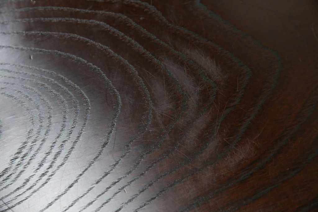 中古　希少デザイン　くっきりとした杢目が魅力的!職人技が光る金具付き民芸箪笥ローボード　(R-084278)