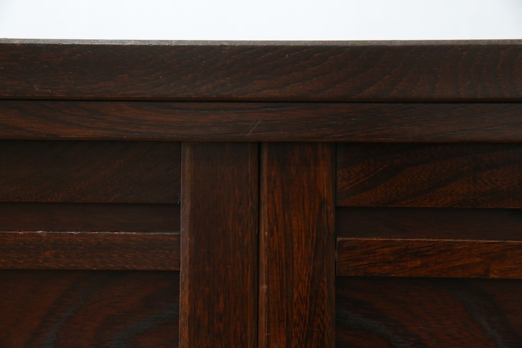 中古　希少デザイン　くっきりとした杢目が魅力的!職人技が光る金具付き民芸箪笥ローボード　(R-084278)