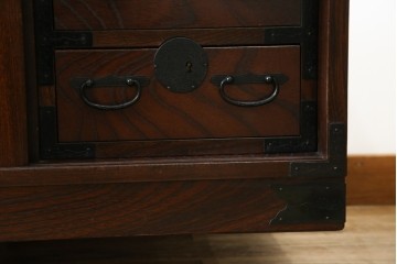 中古　希少デザイン　くっきりとした杢目が魅力的!職人技が光る金具付き民芸箪笥ローボード　(R-084278)