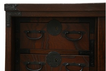 中古　希少デザイン　くっきりとした杢目が魅力的!職人技が光る金具付き民芸箪笥ローボード　(R-084278)