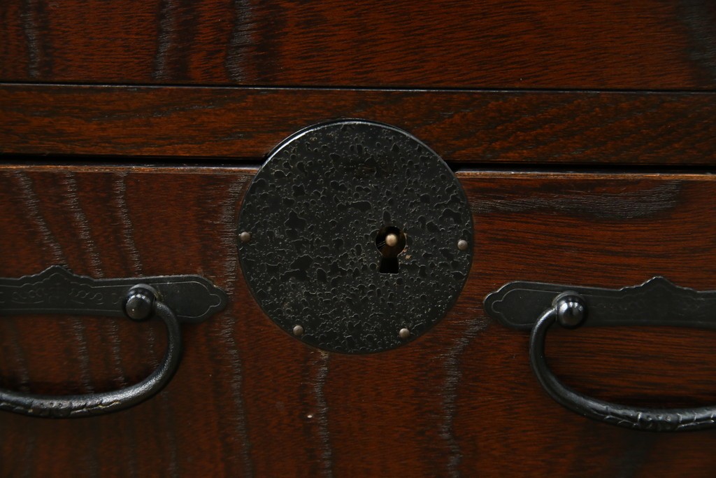 中古　希少デザイン　くっきりとした杢目が魅力的!職人技が光る金具付き民芸箪笥ローボード　(R-084278)