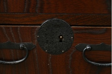 中古　希少デザイン　くっきりとした杢目が魅力的!職人技が光る金具付き民芸箪笥ローボード　(R-084278)