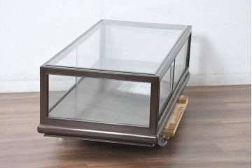和製ビンテージ　希少デザイン　両面引き出し・両面開き戸付き　木枠　ロータイプで圧迫感のない卓上ガラスケース(Gケース、ショーケース、収納棚、ローボード、飾り棚、陳列棚、店舗什器、ヴィンテージ)(R-084279)