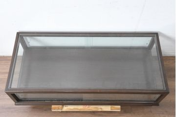 和製ビンテージ　希少デザイン　両面引き出し・両面開き戸付き　木枠　ロータイプで圧迫感のない卓上ガラスケース(Gケース、ショーケース、収納棚、ローボード、飾り棚、陳列棚、店舗什器、ヴィンテージ)(R-084279)