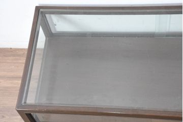 和製ビンテージ　希少デザイン　両面引き出し・両面開き戸付き　木枠　ロータイプで圧迫感のない卓上ガラスケース(Gケース、ショーケース、収納棚、ローボード、飾り棚、陳列棚、店舗什器、ヴィンテージ)(R-084279)