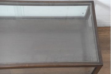 和製ビンテージ　希少デザイン　両面引き出し・両面開き戸付き　木枠　ロータイプで圧迫感のない卓上ガラスケース(Gケース、ショーケース、収納棚、ローボード、飾り棚、陳列棚、店舗什器、ヴィンテージ)(R-084279)
